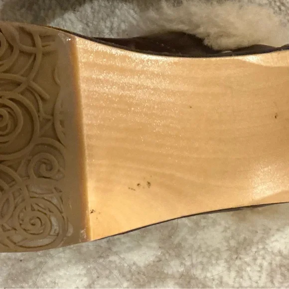 UGG Tan Sheepskin clogs - Picture 3 of 5